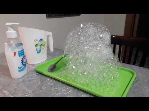 Видео: Мильні бульбашки. Робимо вдома самі і граємось з милом. Дослід.