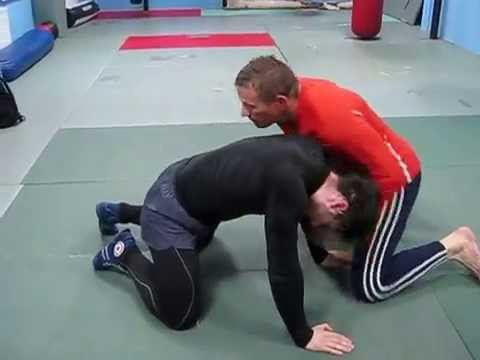 Видео: Несколько атак из положения стоя на коленях.