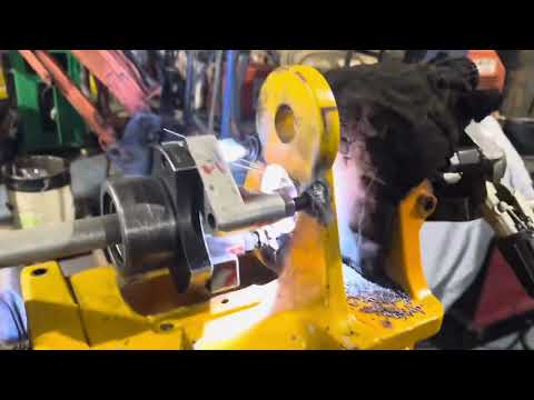 Видео: JCB 3CX ВОССТАНОВЛЕНИЕ ОТВЕРСТИЙ В ПОВОРОТНОЙ ТУМБЕ