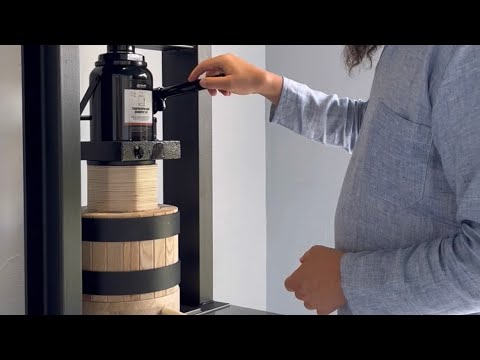 Видео: Маслопресс для сыродавленного масла. Видео инструкция