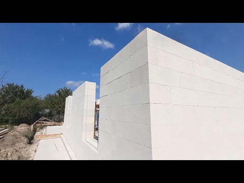 Видео: КЛАДКА ГАЗОБЕТОНА НА БЕЛЫЙ КЛЕЙ С ЧЕТВЕРТЯМИ НА ОКОННЫХ ПРОЕМАХ