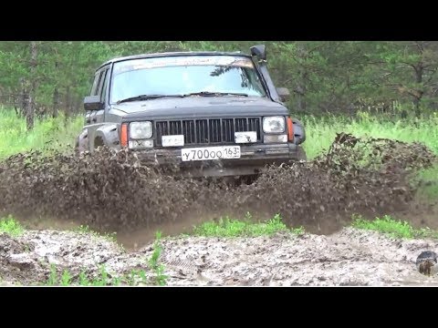 Видео: Jeep Cherokee и УАЗ Патриот спасают застрявшую в грязи Ниву