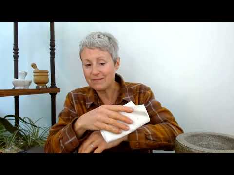 Видео: "Ползата от билки и компреси" д-р Синди Влад