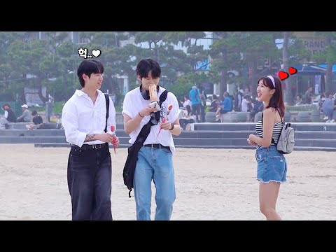 Видео: Девушка дарит розы корейскому красавчику🌹 Корейский мальчик Потрясающая реакция!