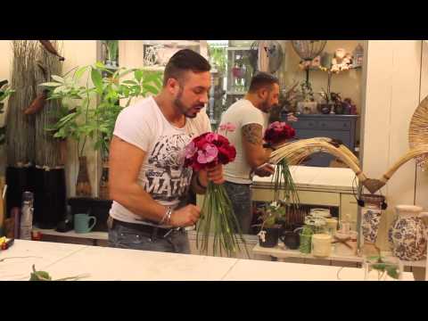 Видео: Слава Роска. Букет невесты с розами и пробосцидеей