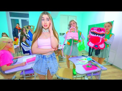 Видео: Даяна ОТКРАДНА ЧАНТАТА НА ПРИЯТЕЛ? 👛 Учениците са в шок! Забавно предизвикателство в училище❤️