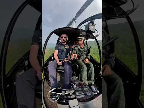 Видео: Вот наглядное пособие, почему ручку управления вертолетом нужно держать крепко!