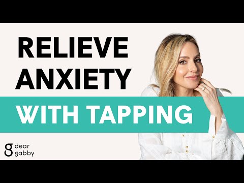 Видео: Как использовать таппинг для снижения стресса и тревожности | Гэбби Бернштейн