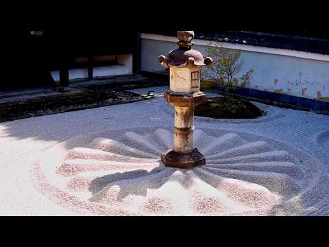 Видео: Киото, Унрю-ин: Окна, кадрирующие времена года — хризантемный песок и фонарь Токугавы