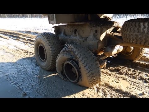 Видео: Урал лесовоз Замена колеса на прицепе Грязно Жесть и Много МАТА...
