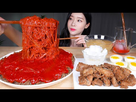 Видео: ASMR MUKBANG | 🔥Чрезвычайно острый🔥 Огненный нэнмён Маринованные свиные ребрышки на гриле (Кальби)