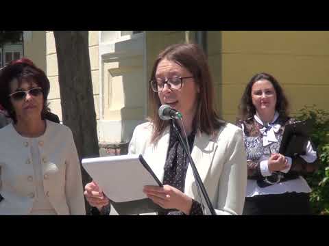 Видео: СУ Васил Левски изпрати тържествено зрелостниците от випуск 2022