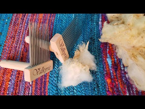 Видео: Гребни для шерсти для прядения моей дорсетской шерсти (но я делаю это неправильно)