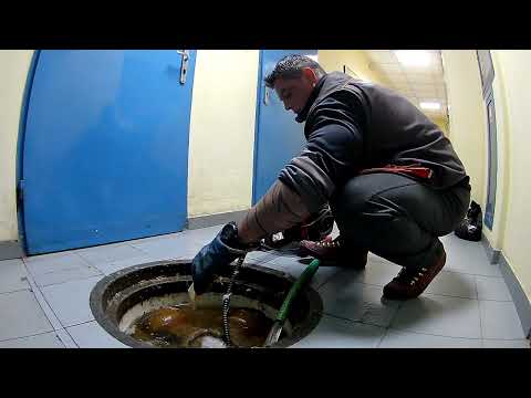 Видео: Машинно отпушване на запушен главен канал от шахта - София Център