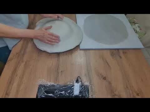 Видео: Изготовление большой тарелки с помощью формы