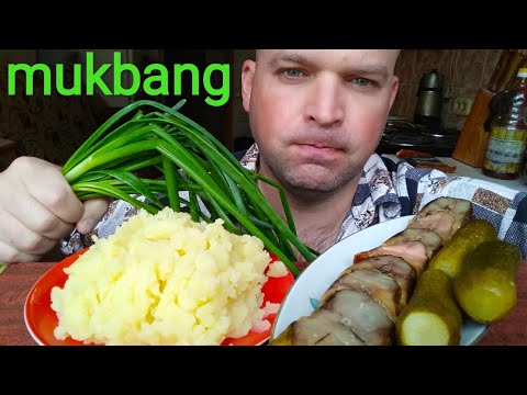 Видео: МУКБАНГ копчёная рыба и пюрешка / ОБЖОР зелёный лук и маринованные огурцы