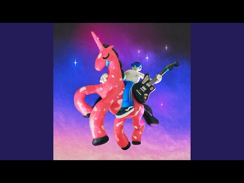 Видео: девочка с татуировкой коня