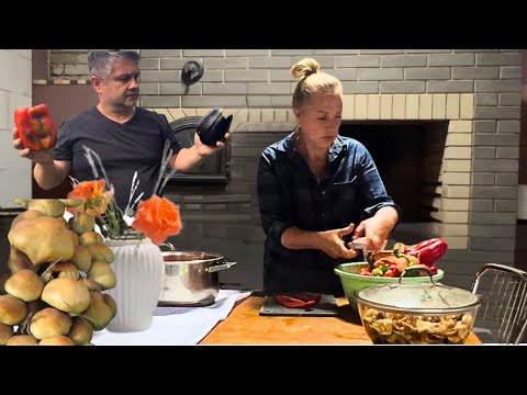 Видео: Мы без дела не сидим Опасная обработка курятника, не повторять! Грибы у себя на участке. 