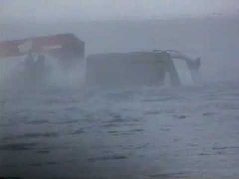 Видео: КАМАЗ тонет, но выходит на берег