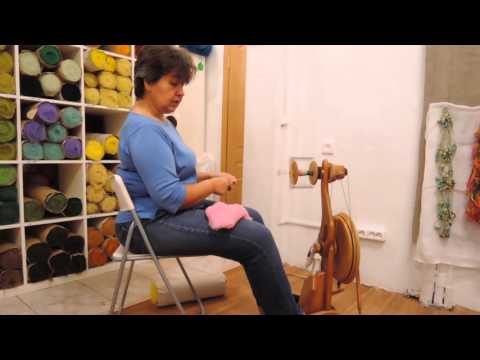 Видео: Прядение из кардочеса на ножной прялке Аура. Елена Ширинова в Шкатулочке