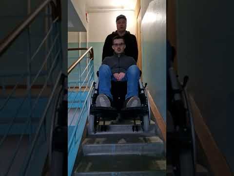 Видео: Подъем-спуск инвалидной коляски в советской девятиэтажке