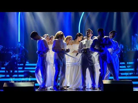 Видео: Ксения Коробкова - А любовь-то лебедем