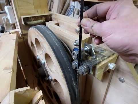 Видео: Установка пильной ленты на пилу и ее регулировка