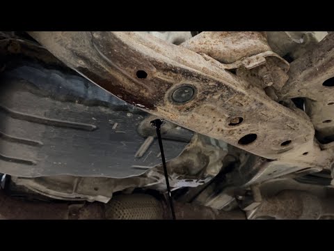 Видео: Установка уровня трансмиссионной жидкости Toyota Camry 2010 года
