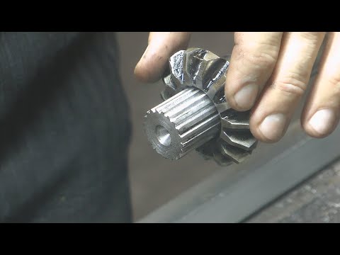 Видео: Шліц на токарному станку