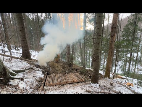 Видео: Строительство подземного теплого бушкрафт укрытия для выживания в зимнем лесу, Землянка под корнями