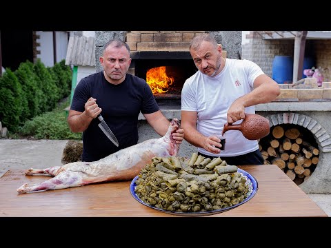 Видео: ЖАРИМ БАРАНА  НАЧИНЕННОГО ГОВЯЖЬИМ ФАРШЕМ в ДЕРЕВЕНСКОЙ ПЕЧИ. ENG SUB