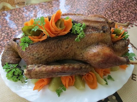 Видео: фаршированная утка с квашенной капустой и яблоками