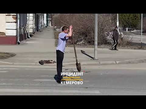 Видео: мужик с лопатой атакует автобус