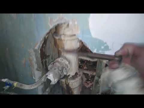 Видео: #чугунныйтройникканализации Замена канализации стояка общего.