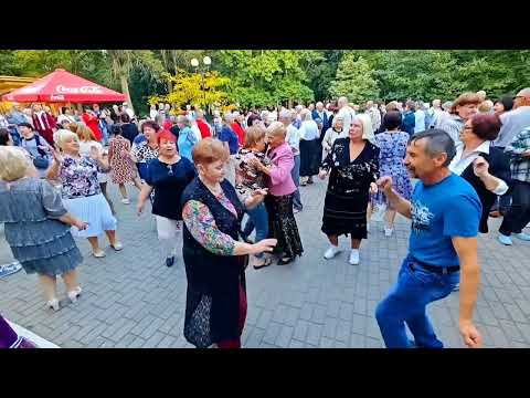 Видео: 14.09.25г... "Ах, какой Мужчина!"...👍... звучит на Танцполе в Гомельском парке... 