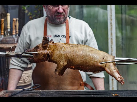 Видео: молочный поросенок на вертеле