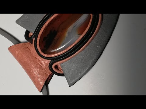 Видео: Кулон из натуральной кожи и камня. Сердолик. Процесс работы.