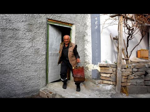 Видео: Борьба за выживание в одиночку в заброшенной деревне | Документальный