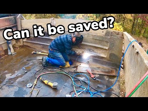 Видео: Сварочный ремонт — заделывание отверстий в кузове самосвала — GMC C8500