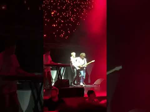 Видео: SHAMAN и его потрясающие ТАНЦЫ НА СТЕКЛАХ💔 г. Сочи 11.08.2025