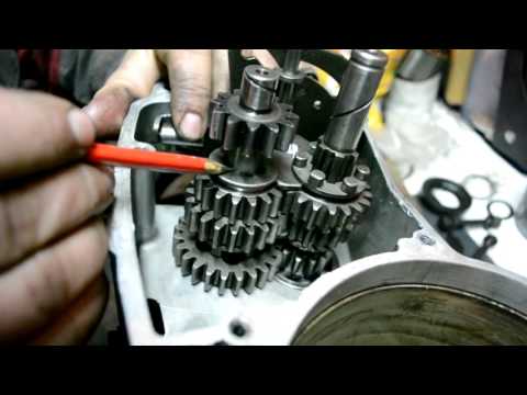 Видео: Регулировка коробки передач JAWA 360 (старушка)