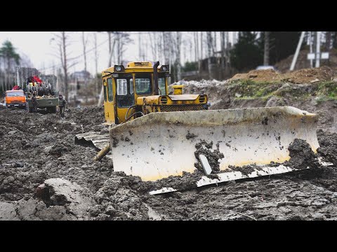 Видео: Бульдозер на болотных гусеницах залип в глине.