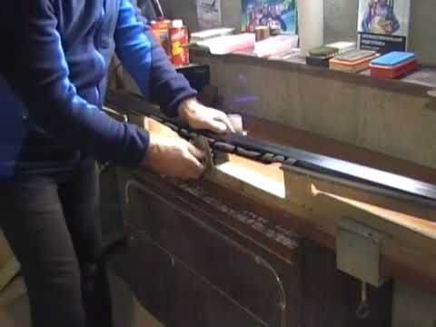 Видео: Нанесение парафина и мази держания на лыжи.