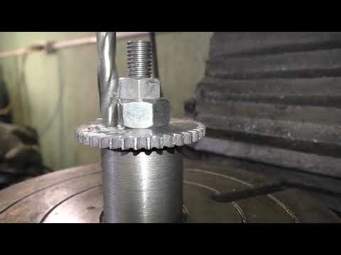 Видео: Замена шестеренки привода масляного насоса на  Kawasaki  Vulcan