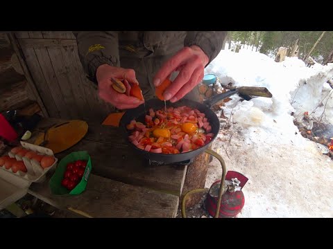 Видео: Тайга. Глухомань. Живём в старой, маленькой избе. Ловим Хариуса.