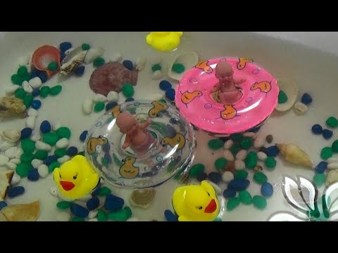 Видео: Купаем силиконовых малышей Мишу и Машу