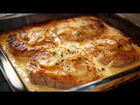 Видео: Нежные свиные отбивные в кремовом луковом соусе - тают на языке! Секрет в соусе!