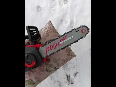 Видео: DAEWOO DACS 1221 LI. Обзор аккумуляторной пилы. Испытания. Пробую пилу в деле.