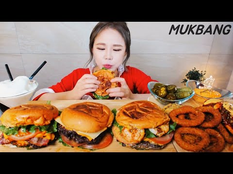 Видео: Субтитры) Handmade burger full of patties. Fried chicken. Chili cheese fries REAL SOUND ASMR MUKBANG