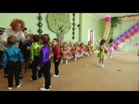 Видео: Весёлый танец "Хвостики, как бабочки" (младшая группа)